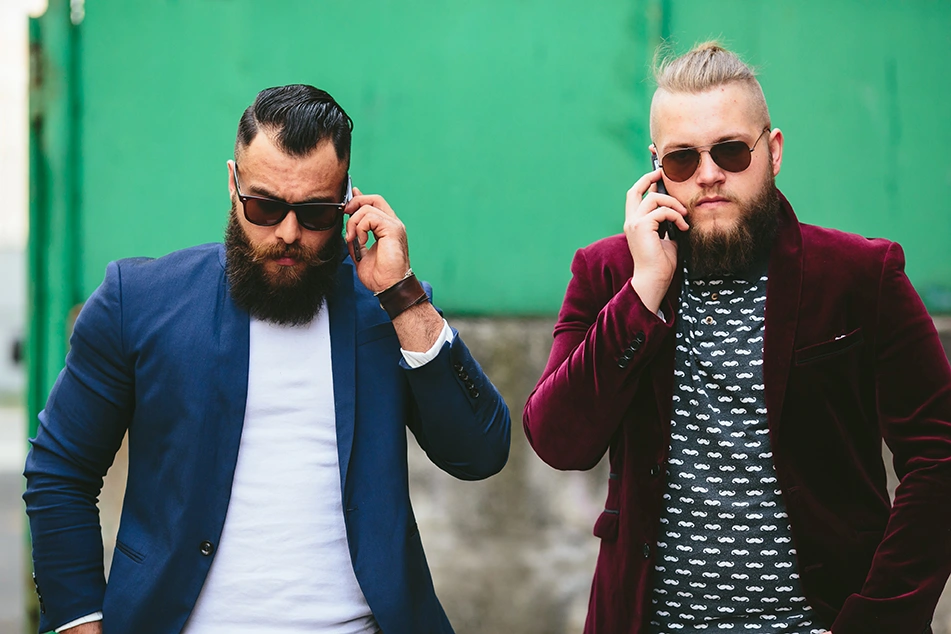 Два бізнесмена вдягнені в чоловічі сонцезахисні окуляри Polaroid