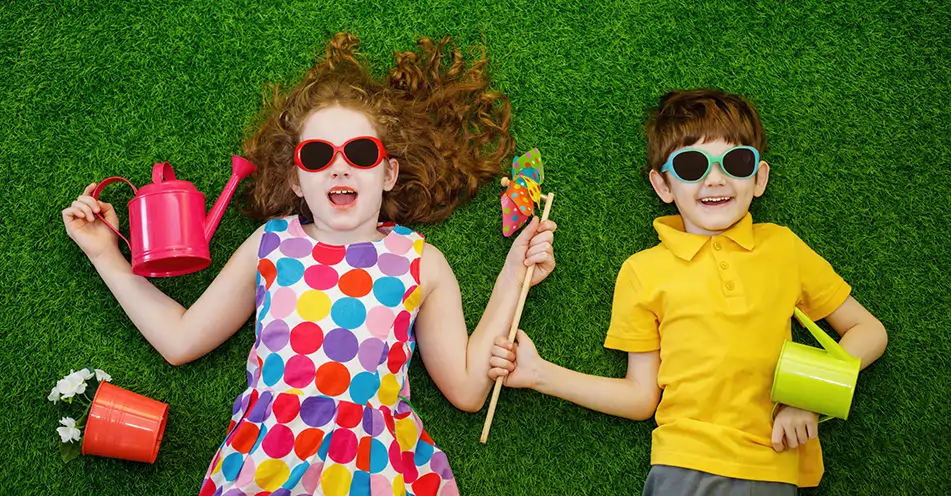 Детски очки Полароид одеты на девочке и мальчике