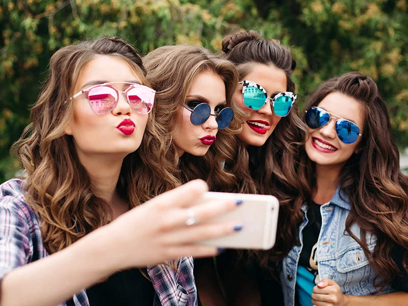 Жінки милуються окулярами Полароїд, які вони купили